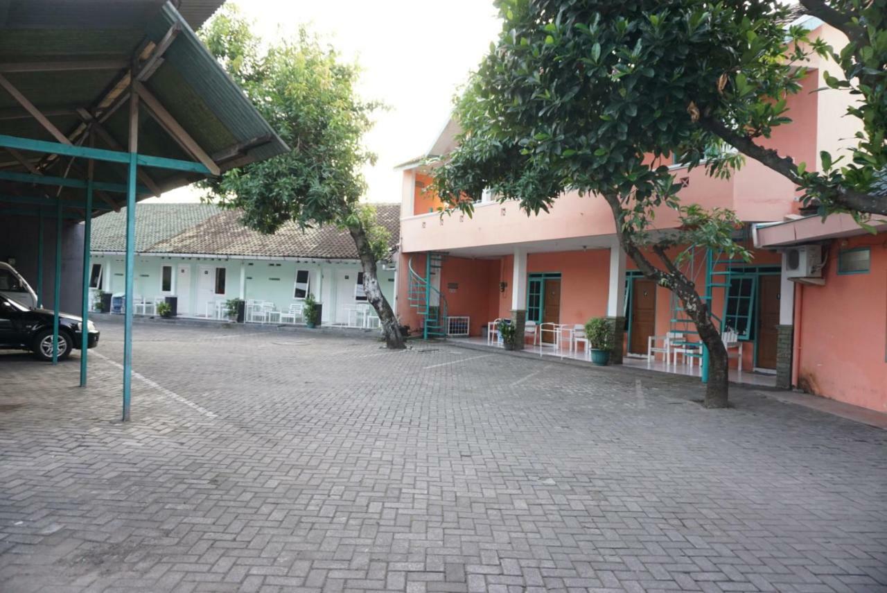 Ismoyo Hotel Yogyakarta Bagian luar foto